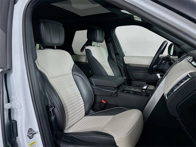 Certified 2023 Land Rover Discovery Metropolitan Edition image 31