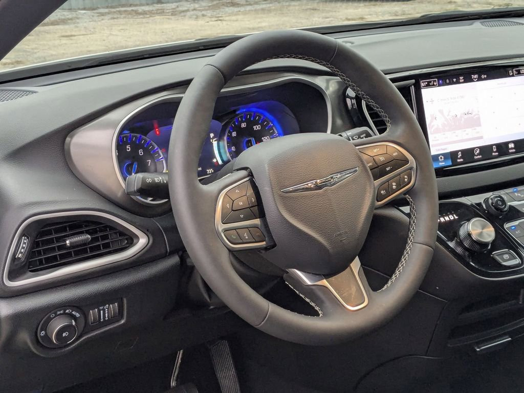 Used 2025 Chrysler Pacifica Select image 15