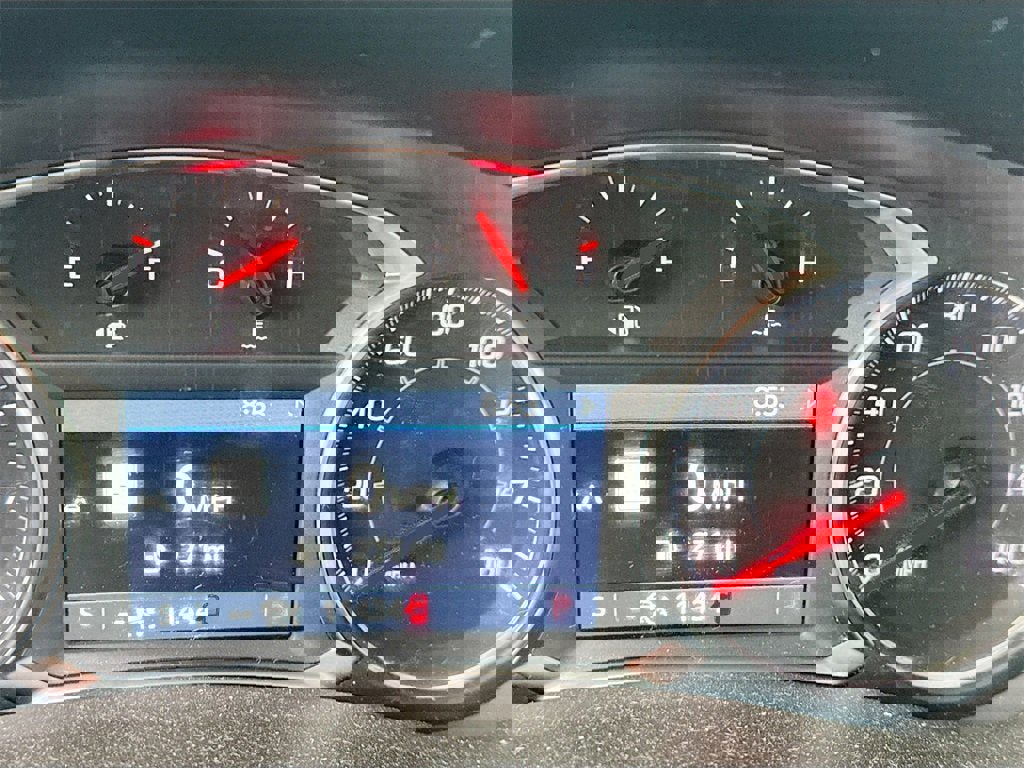 Used 2024 GMC Terrain SLT w/ Infotainment Package II image 3