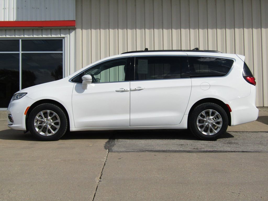 Used 2022 Chrysler Pacifica Touring-L image 11