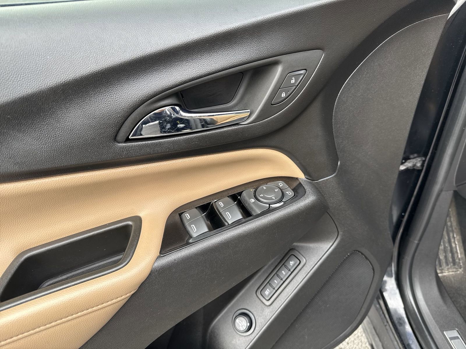 Used 2023 Chevrolet Equinox Premier image 14