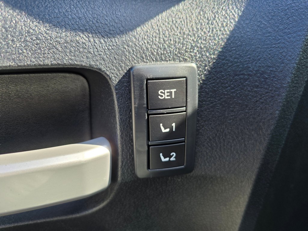 Used 2011 Toyota Tundra Limited w/ Platinum Pkg AWD/4WD image 34