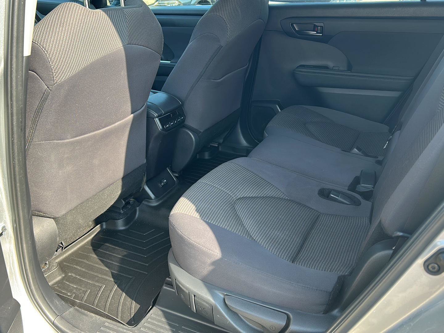 Used 2024 Toyota Highlander LE AWD/4WD image 20