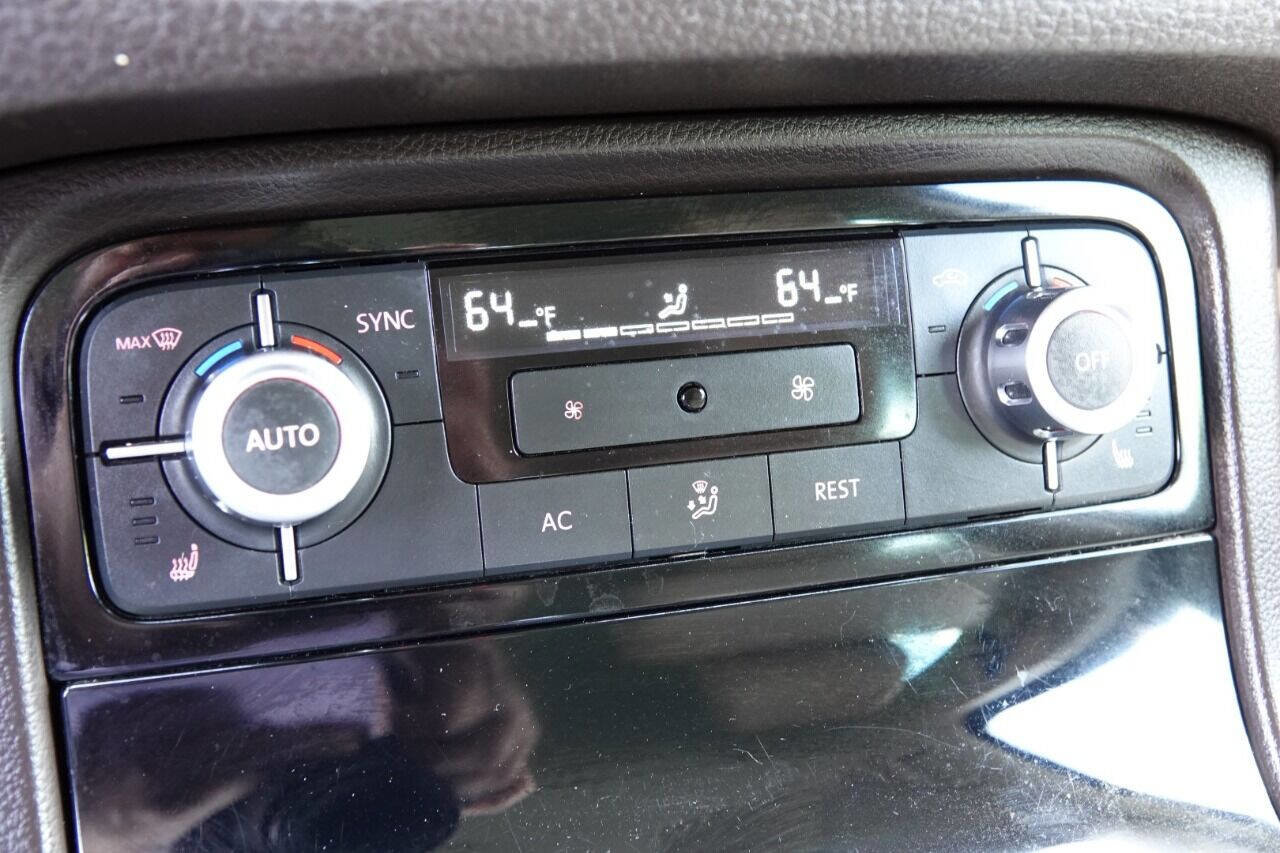 Used 2012 Volkswagen Touareg Sport image 44