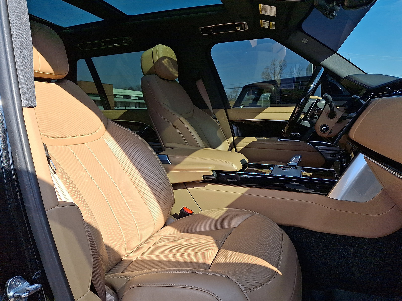 Used 2025 Land Rover Range Rover Long Wheelbase SE image 14