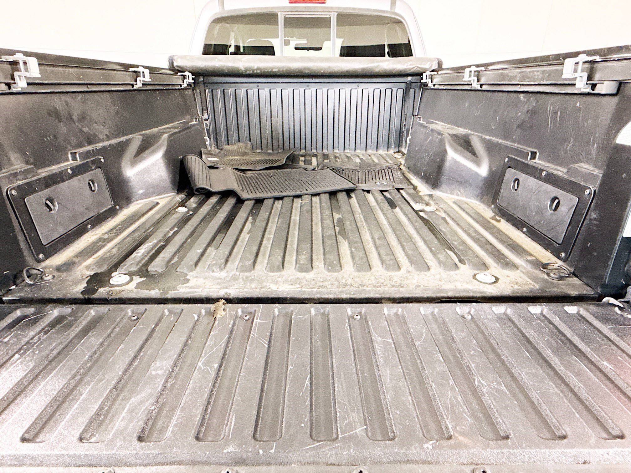 Used 2018 Toyota Tacoma SR5 w/ SR5 Appearance Package (SM) image 34