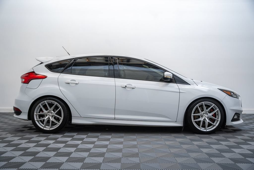 Used 2017 Ford Focus ST FWD image 4
