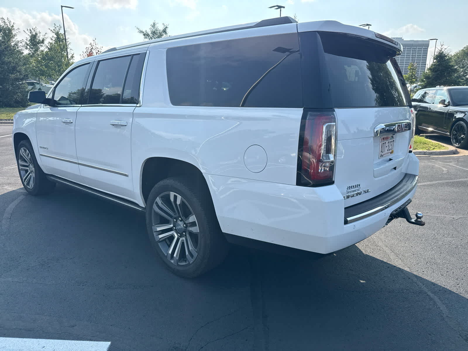 Used 2020 GMC Yukon XL Denali w/ Denali Premium Package AWD/4WD image 3