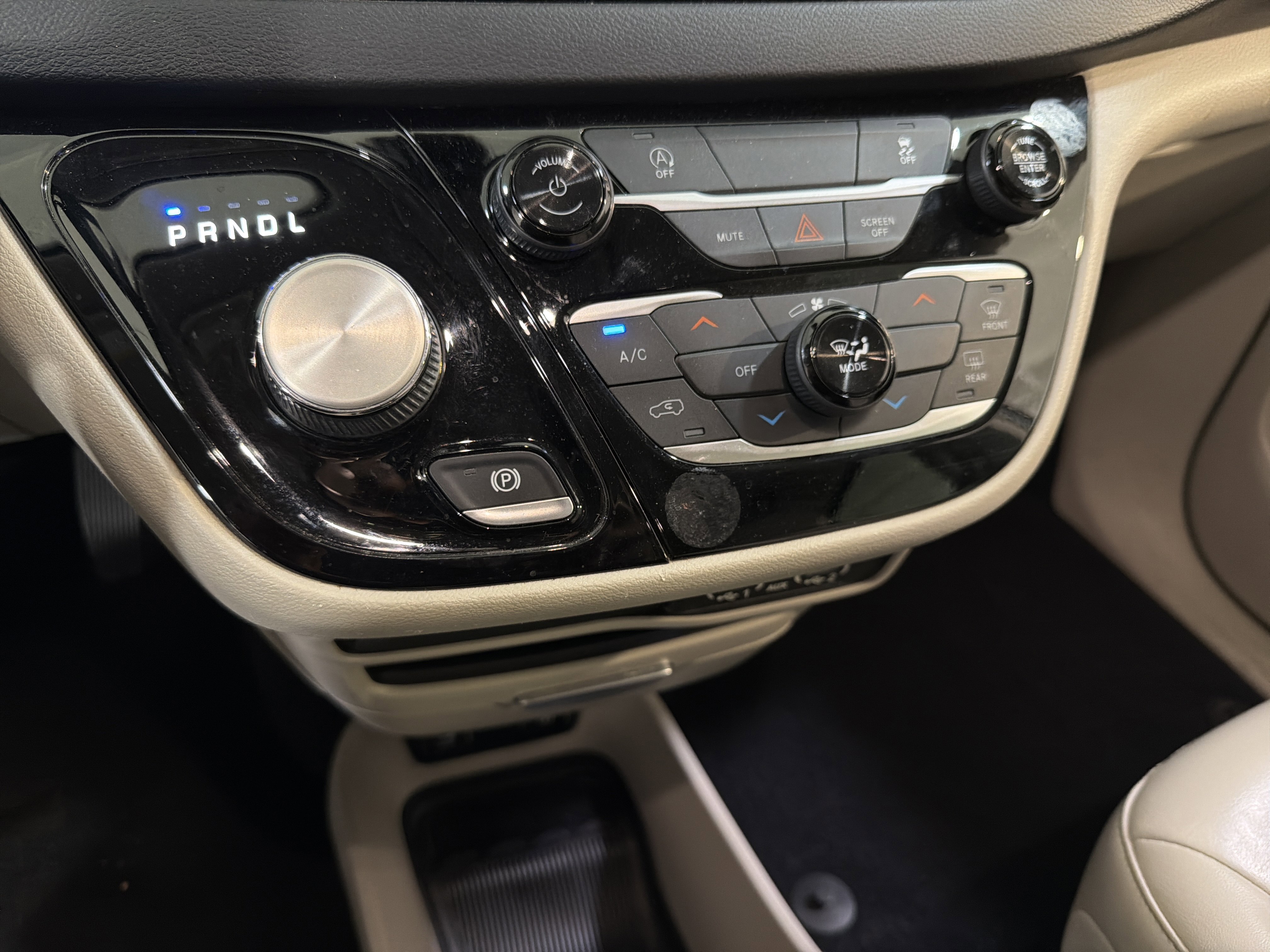 Used 2021 Chrysler Voyager Lxi image 20