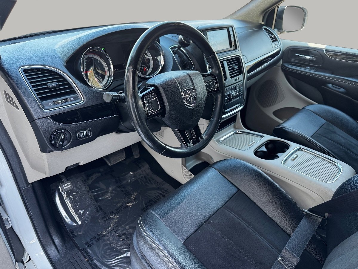 Used 2020 Dodge Grand Caravan SXT w/ Driver Convenience Group image 15