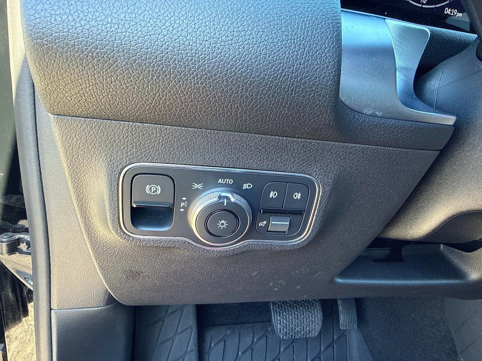 Certified 2025 Mercedes-Benz GLB 250 image 33