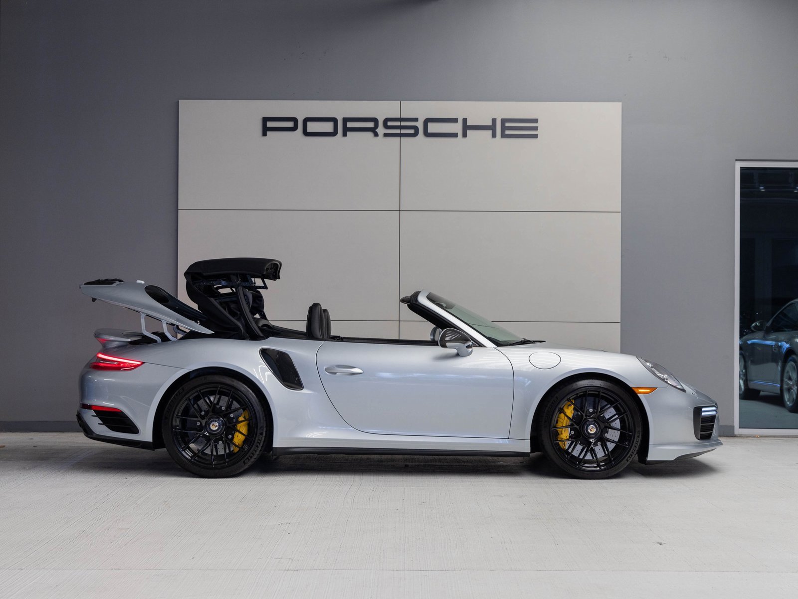 Certified 2018 Porsche 911 Turbo S image 9