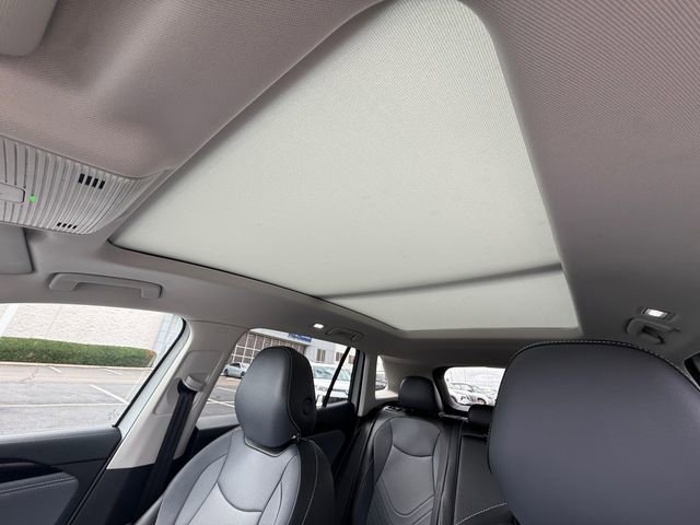 Used 2025 Volkswagen Tiguan SE w/ Panoramic Sunroof Package image 30