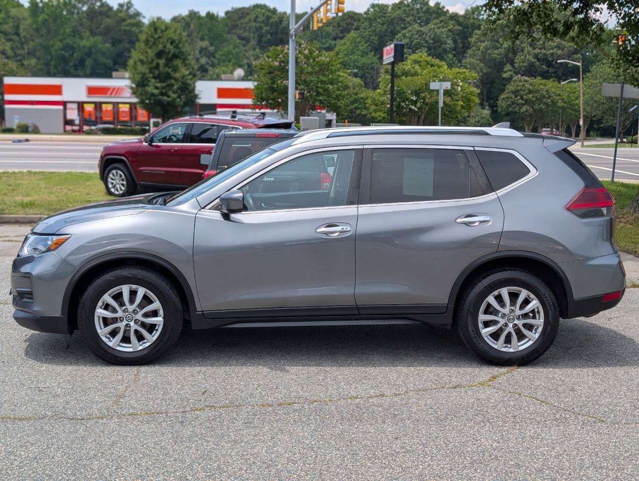 Used 2018 Nissan Rogue SV FWD image 2
