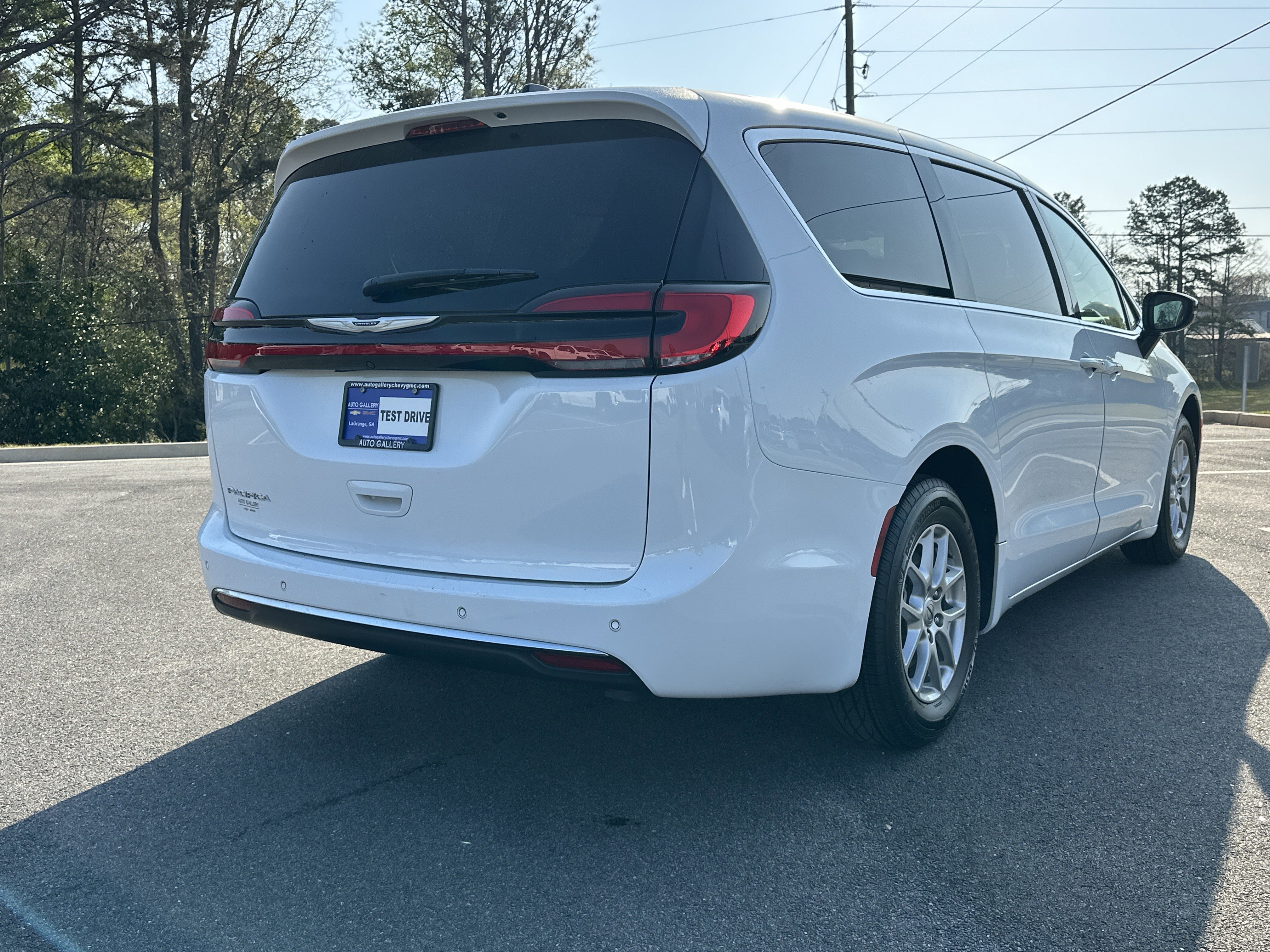 Used 2024 Chrysler Pacifica Touring-L image 6