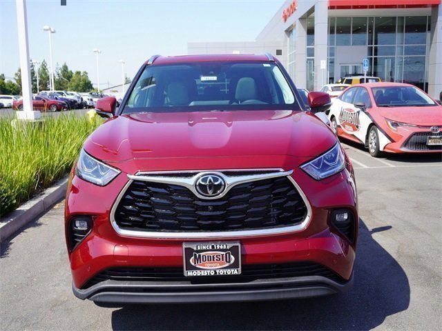 New 2025 Toyota Highlander Limited image 3