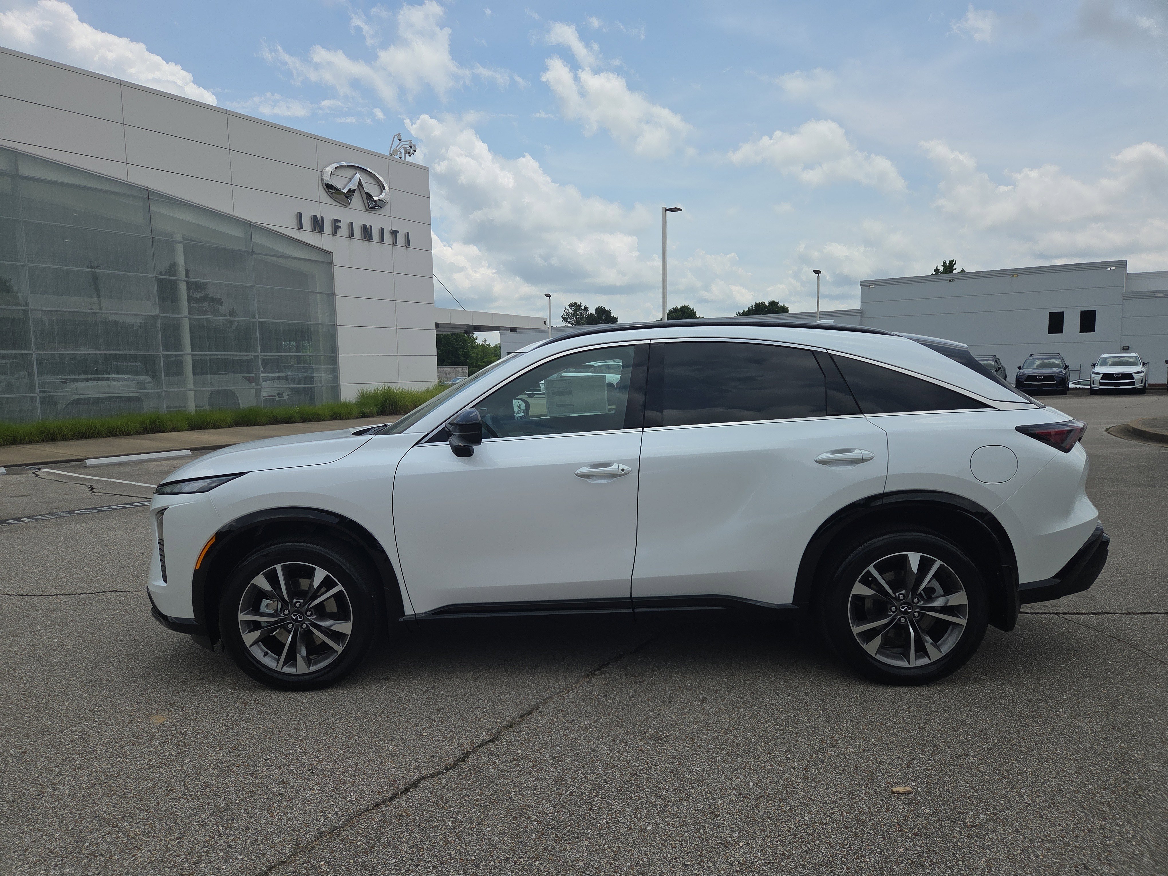 New 2027 INFINITI QX65 Luxe AWD/4WD image 2