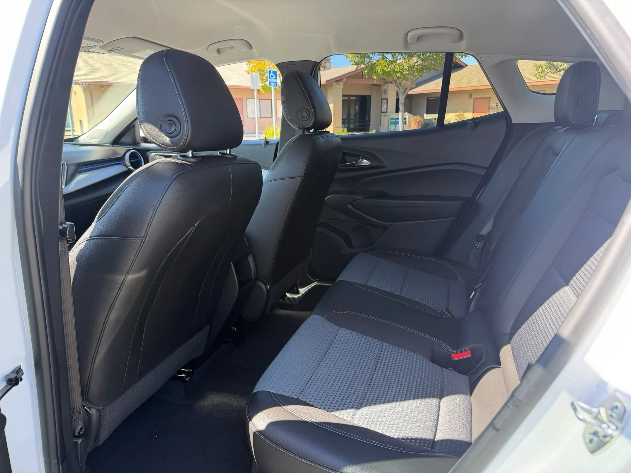 Used 2025 Chevrolet Trax LT w/ LPO, Blackout Package FWD image 12
