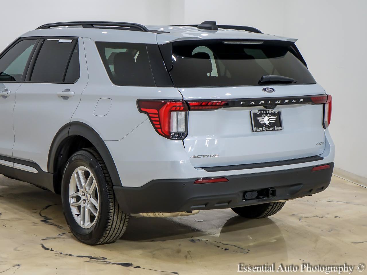 Used 2025 Ford Explorer Active AWD/4WD image 9