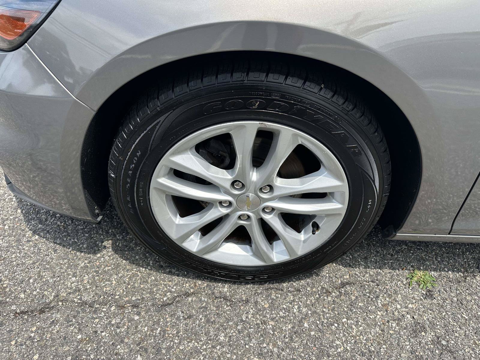 Used 2017 Chevrolet Malibu LT FWD image 8