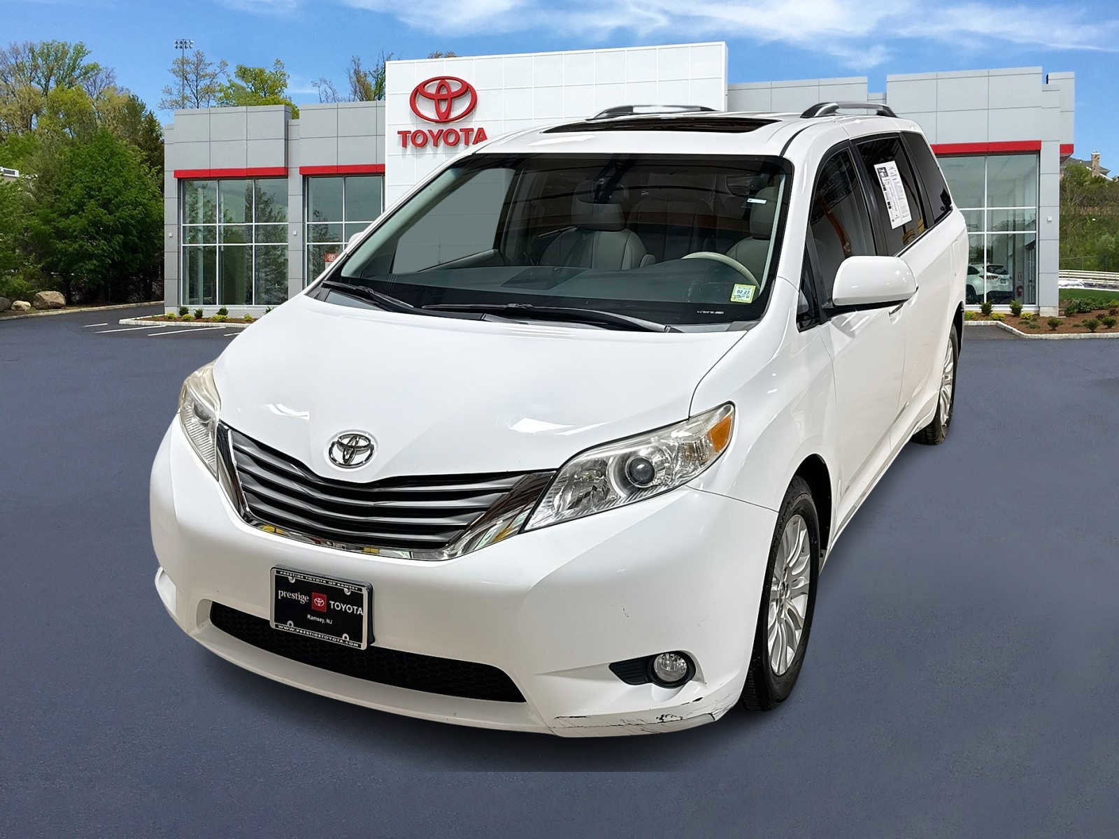 Used 2013 Toyota Sienna XLE FWD image 1