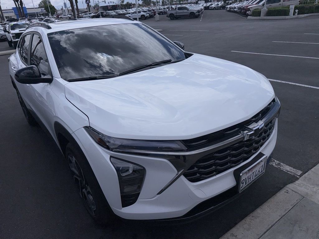 Certified 2025 Chevrolet Trax RS w/ Sunroof Package FWD image 30