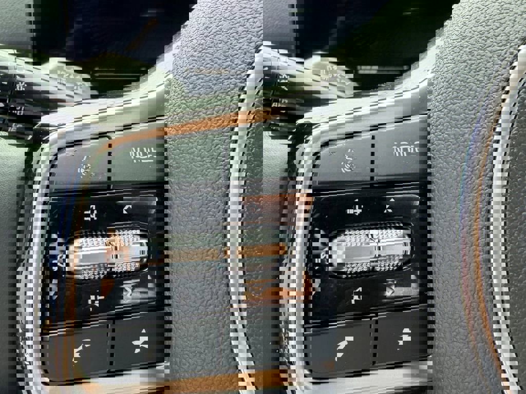 Certified 2025 Kia Sorento S image 31