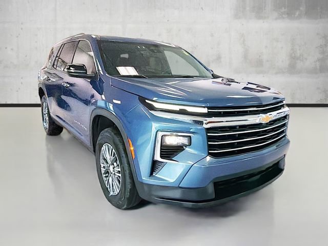 Used 2025 Chevrolet Traverse LT image 3