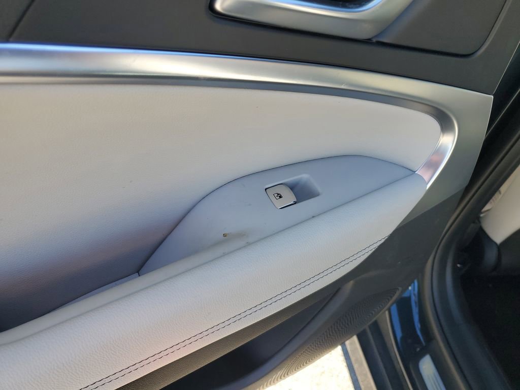 Certified 2025 Genesis G70 2.5T image 17