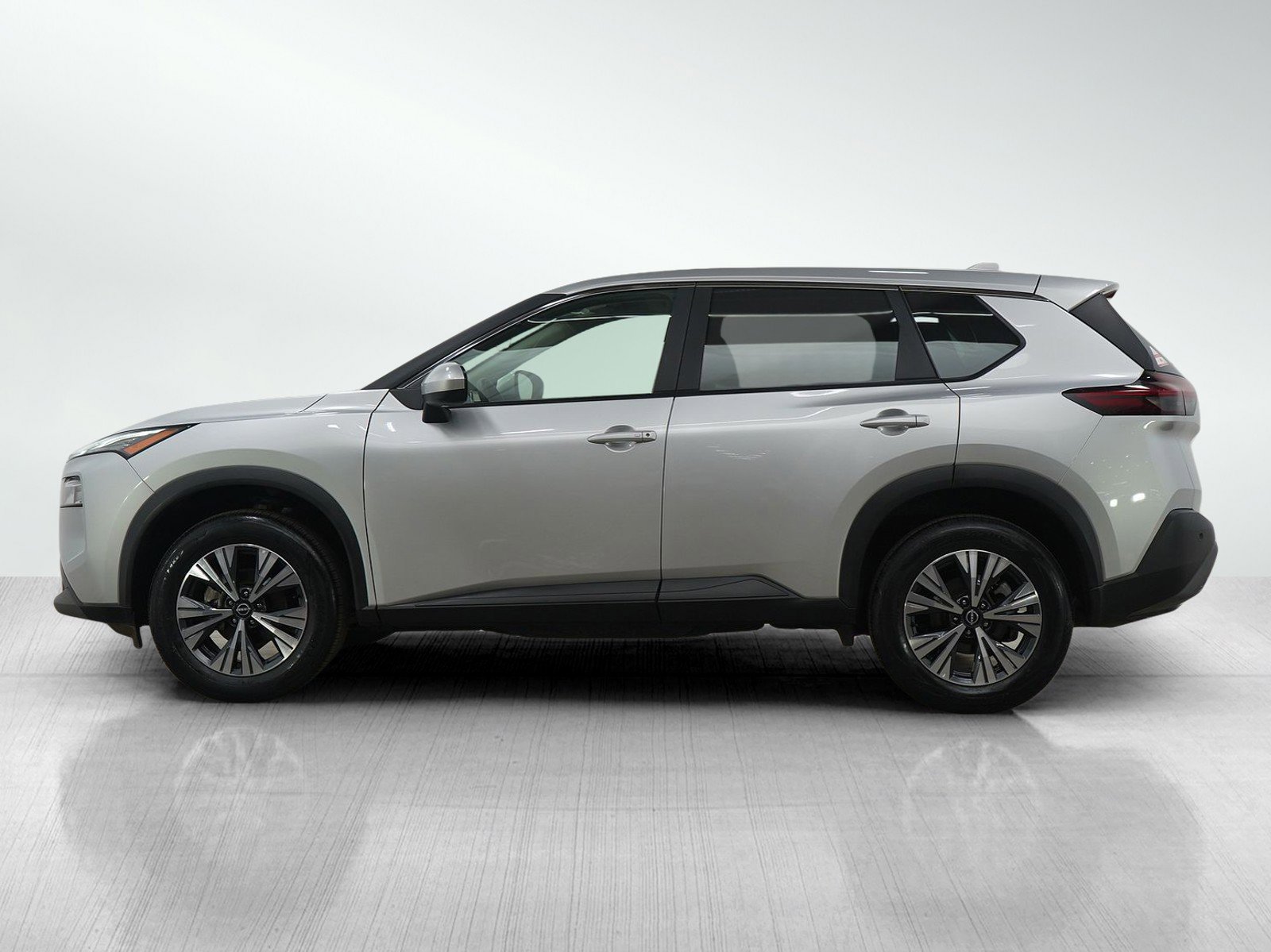 Used 2023 Nissan Rogue SV image 2