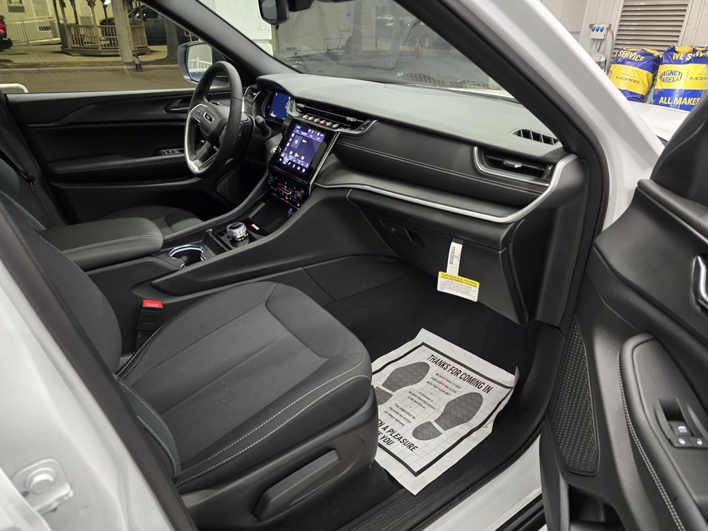 Used 2024 Jeep Grand Cherokee L Laredo w/ Luxury Tech Group I image 30