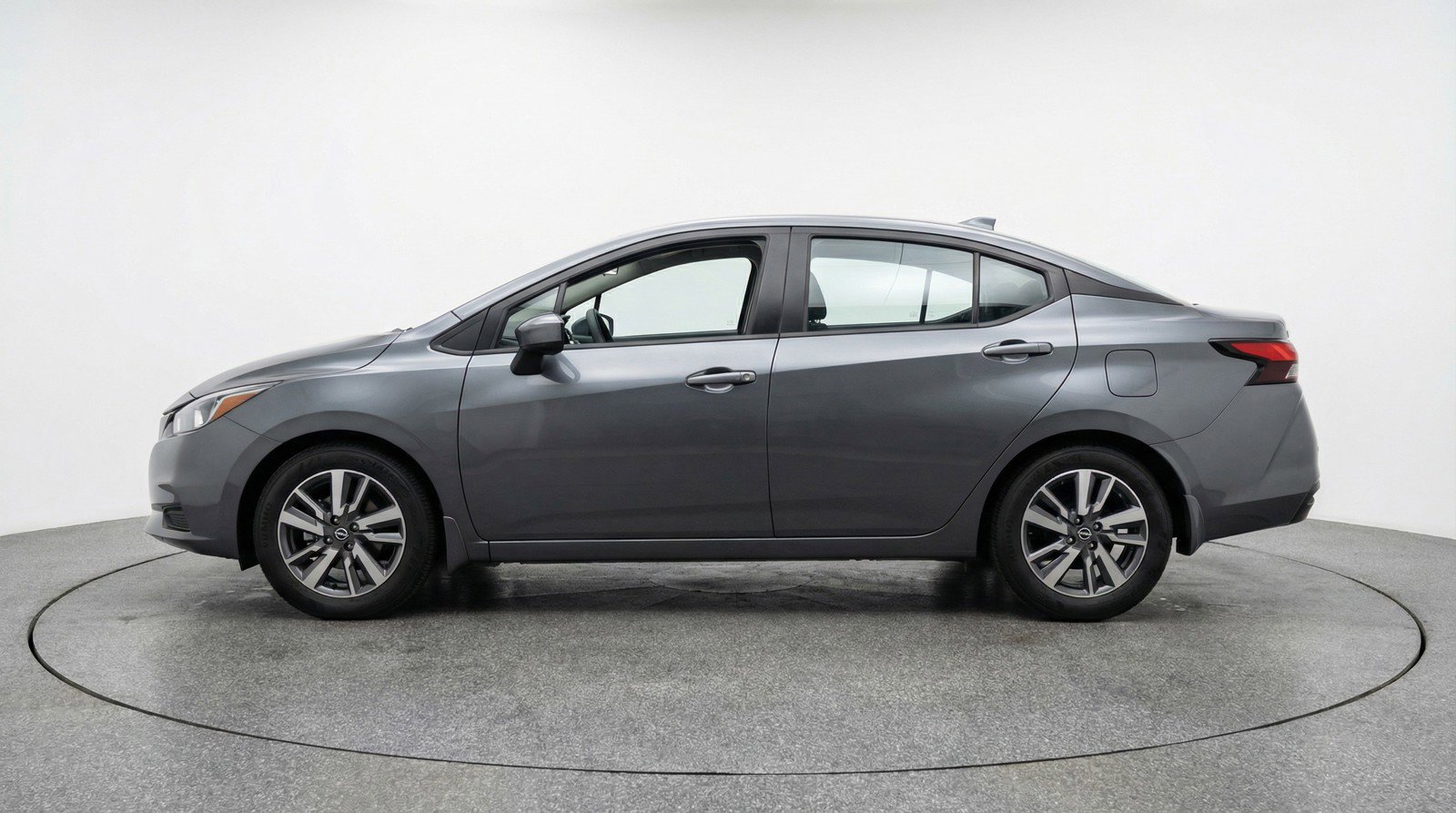 Used 2025 Nissan Versa SV image 5
