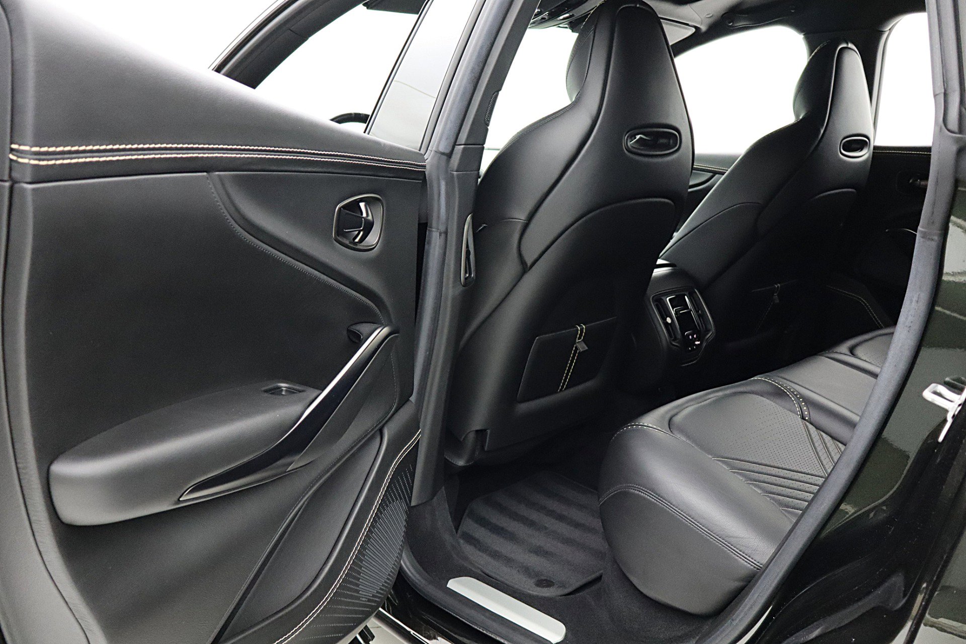 Used 2021 Aston Martin DBX AWD/4WD image 45