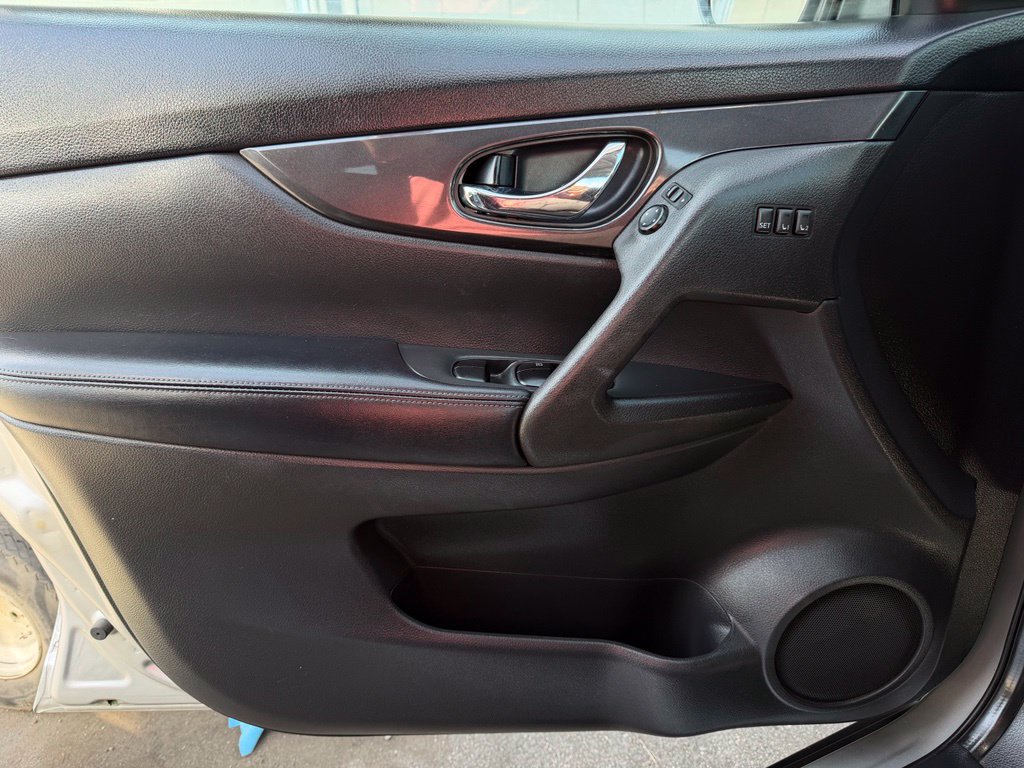 Used 2018 Nissan Rogue SV w/ Premium Package AWD/4WD image 18