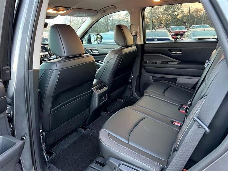 Used 2023 Nissan Pathfinder SL w/ Lighting Package (N92) image 44