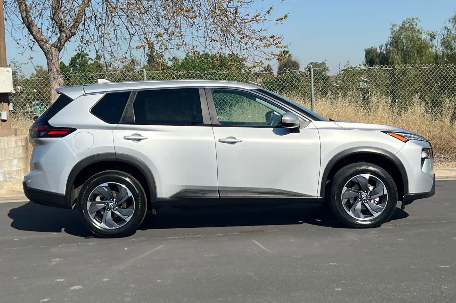 Used 2024 Nissan Rogue SV image 9