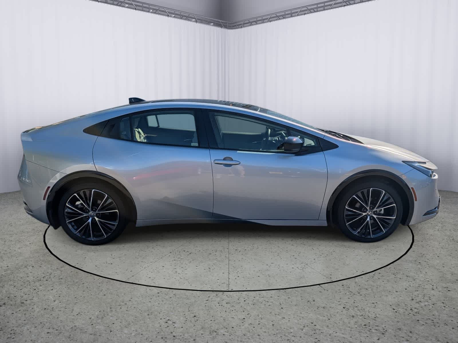 Used 2024 Toyota Prius XLE FWD image 2