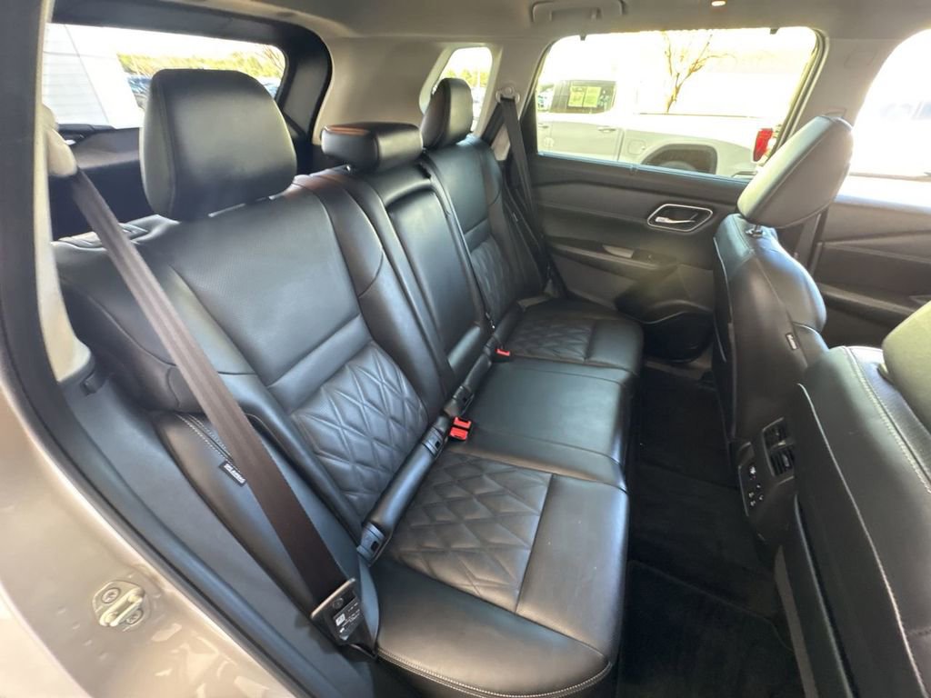 Used 2025 Nissan Rogue Platinum w/ Platinum Premium Package image 28