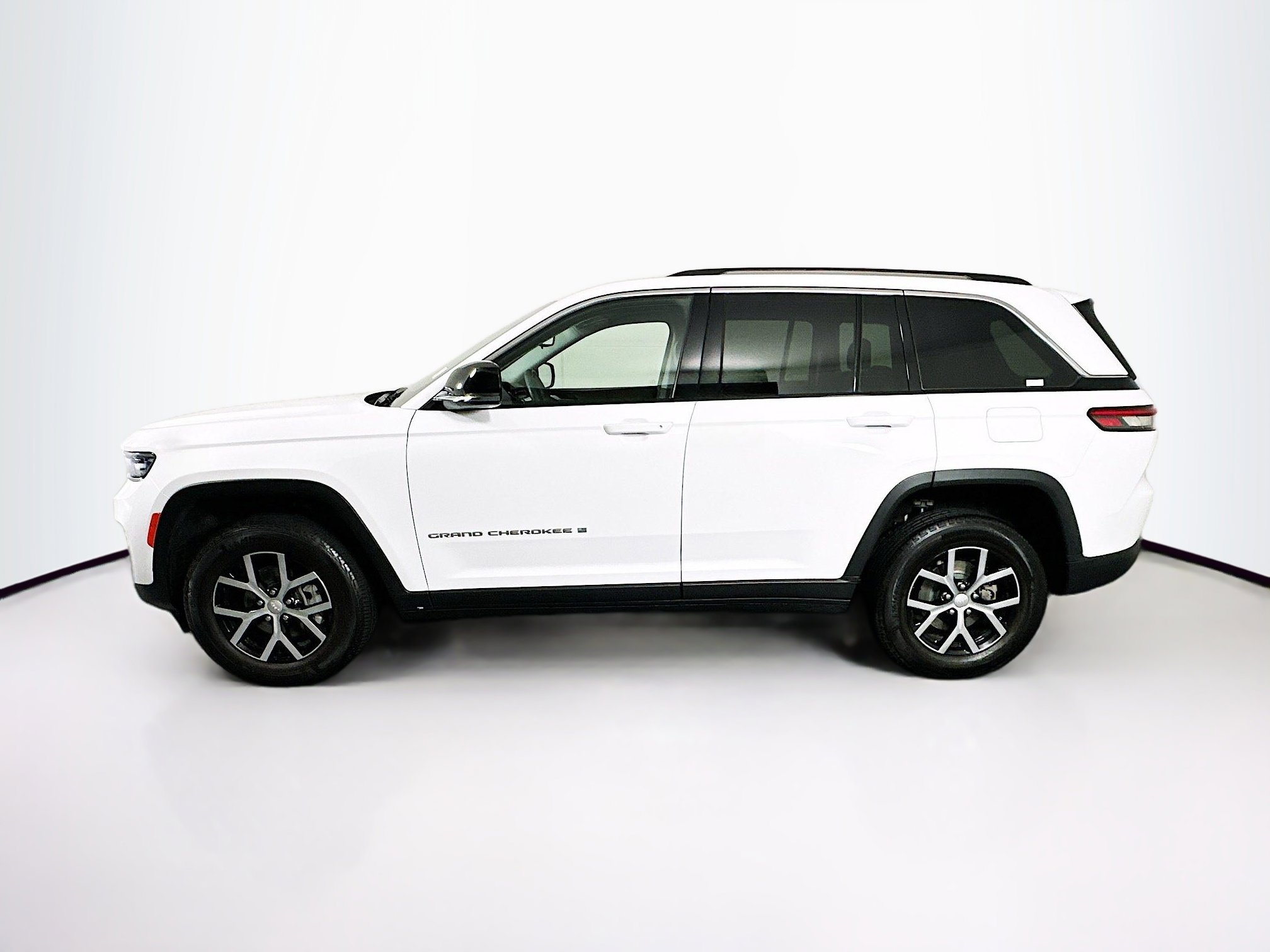 Used 2023 Jeep Grand Cherokee Limited AWD/4WD image 4