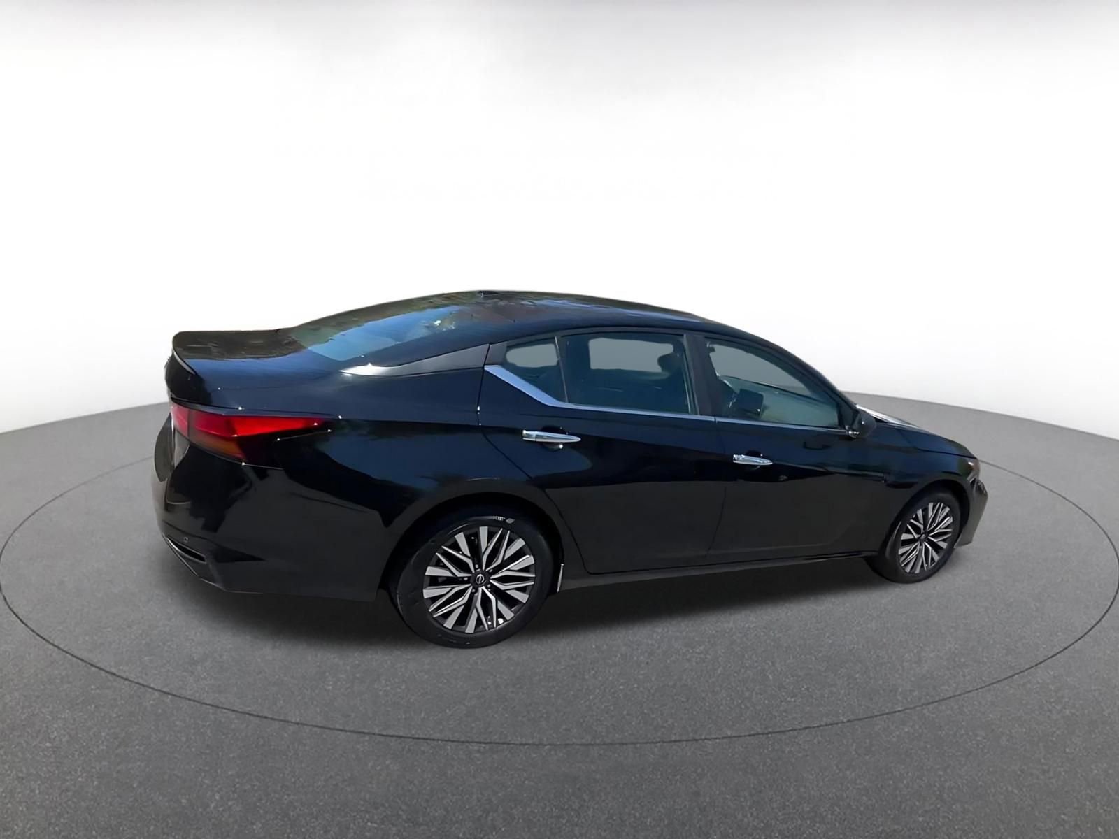 Used 2025 Nissan Altima 2.5 SV FWD image 12