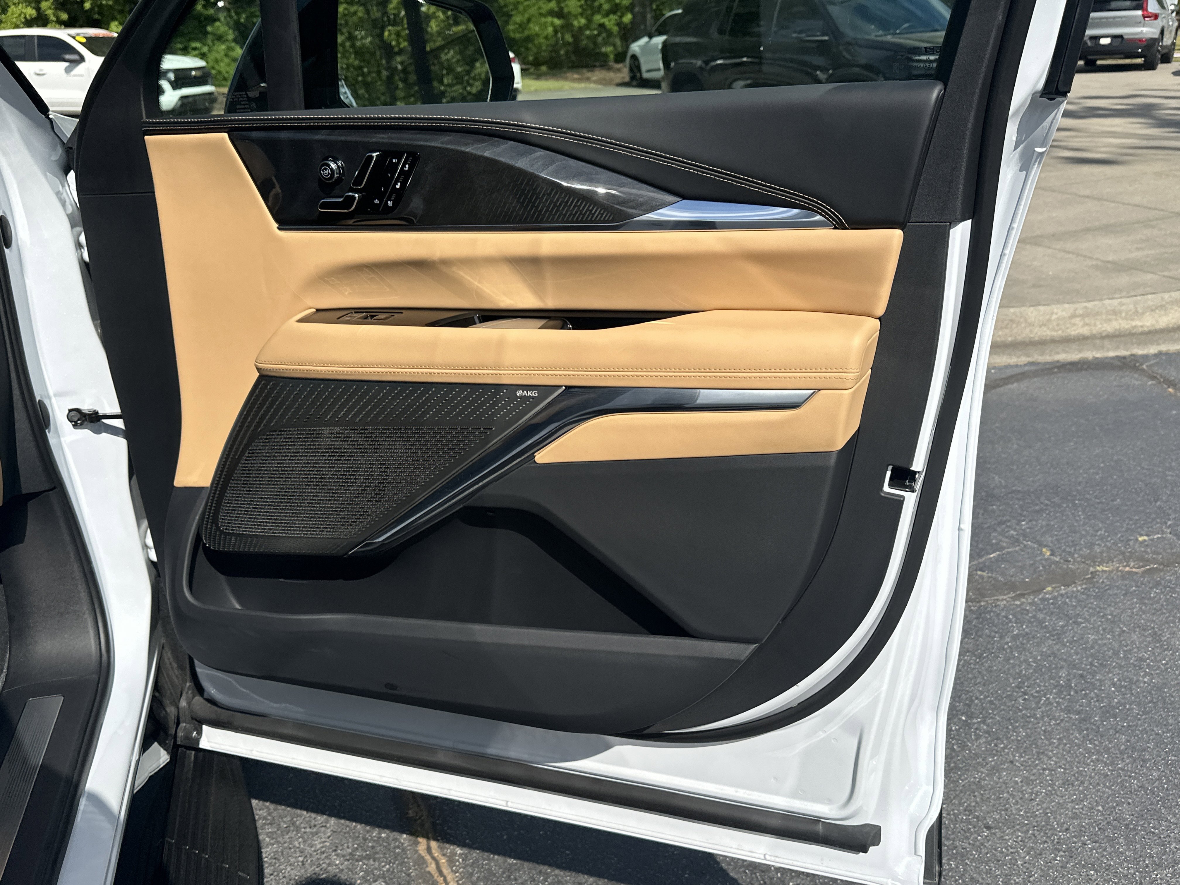 Used 2026 Cadillac Escalade IQ Sport 2 w/ LPO, ONYX Package AWD/4WD image 15