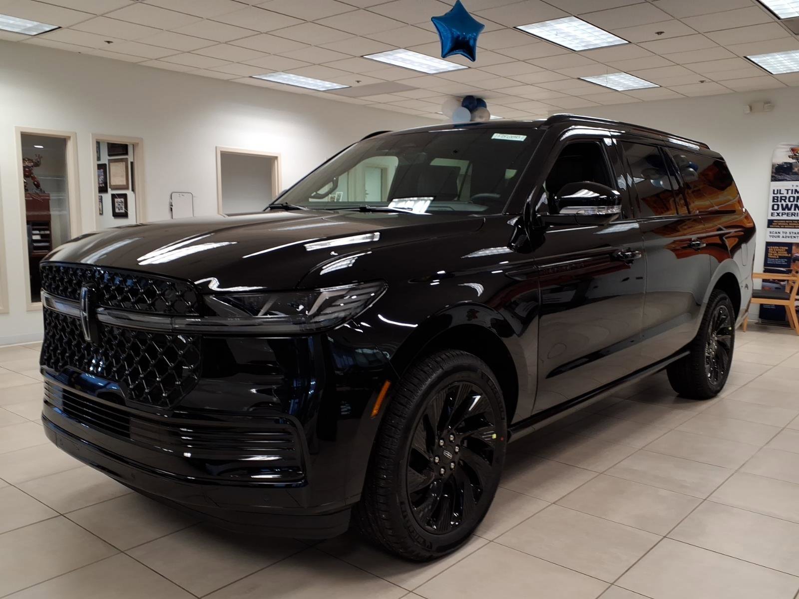 New 2026 Lincoln Navigator L Reserve w/ Jet Appearance Package AWD/4WD image 3