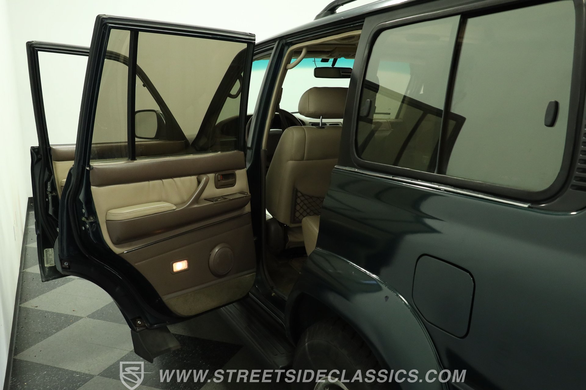 Used 1997 Toyota Land Cruiser w/ Collector's Edition Pkg AWD/4WD image 33