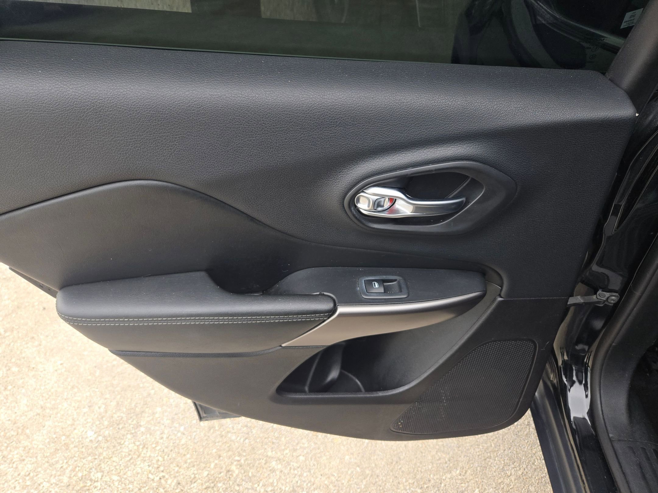 Used 2019 Jeep Cherokee Limited AWD/4WD image 14