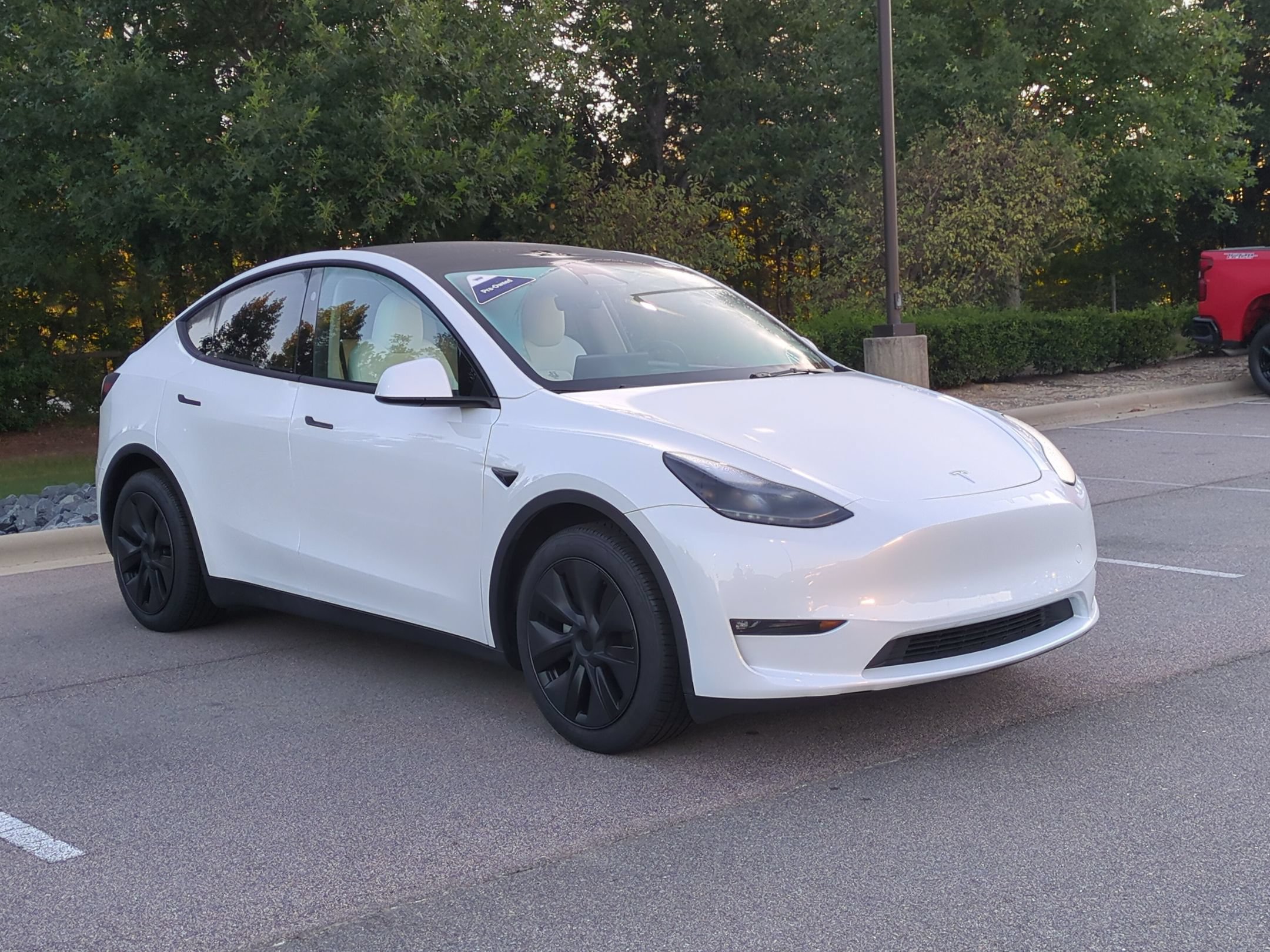 Used 2024 Tesla Model Y Long Range AWD/4WD image 2