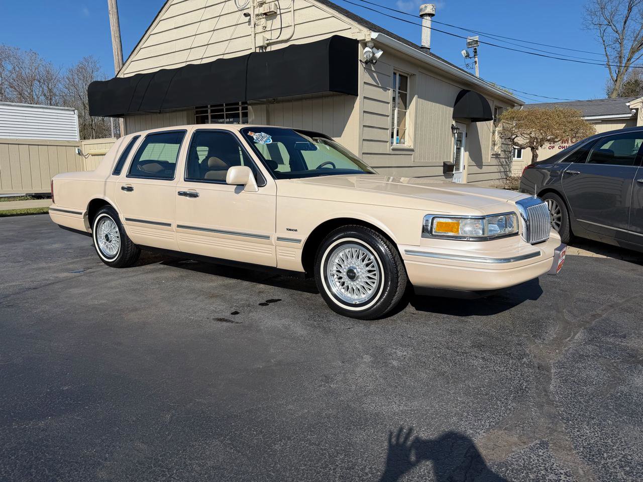 Used 1996 Lincoln Town Car Signature image 2