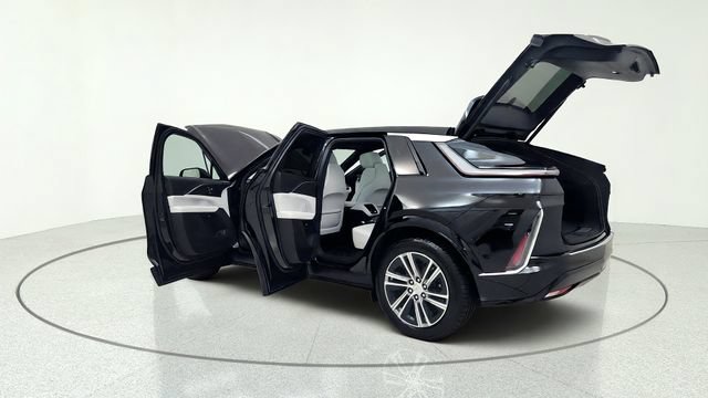 Used 2025 Cadillac Lyriq Luxury AWD/4WD image 16