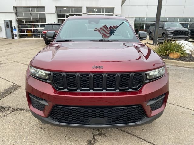 Used 2024 Jeep Grand Cherokee Altitude image 10