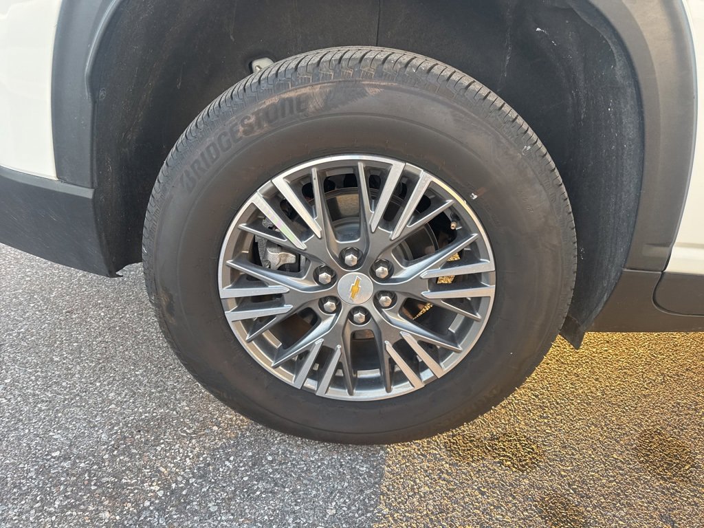 Used 2025 Chevrolet Traverse LT image 11