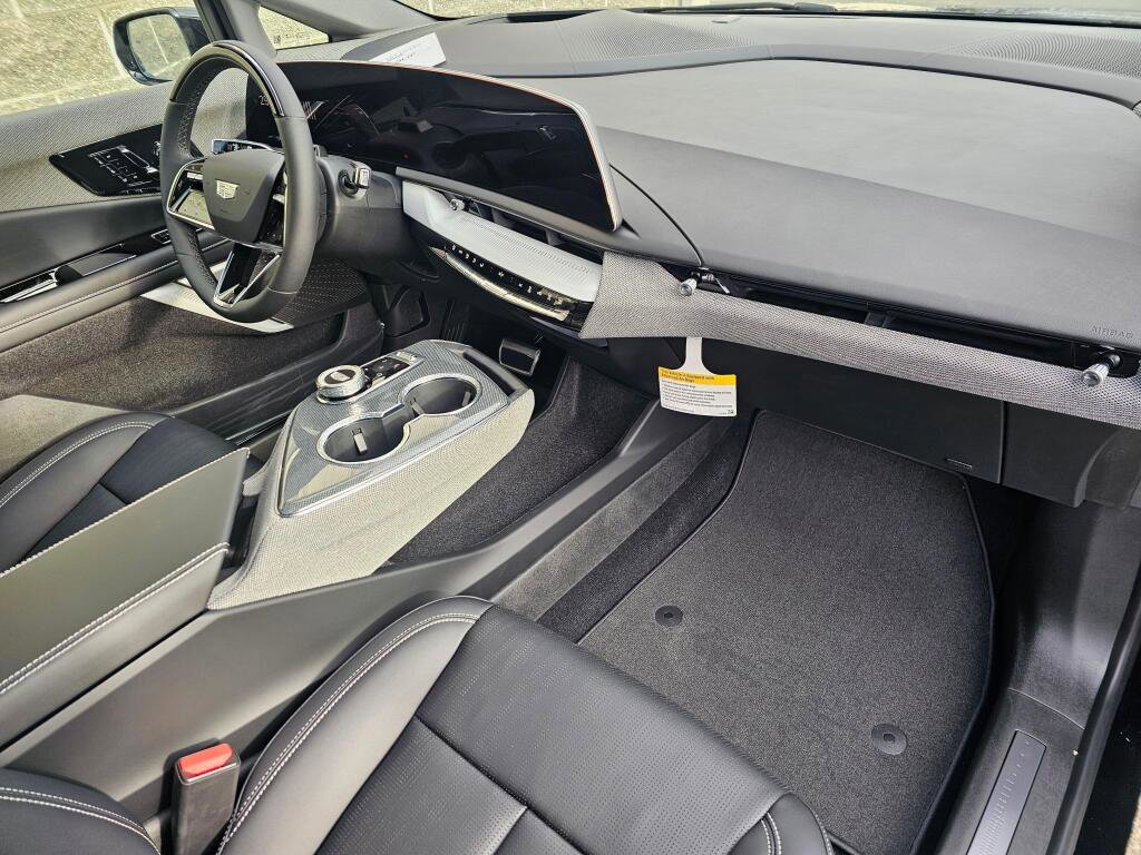 New 2026 Cadillac Optiq Luxury 2 image 18